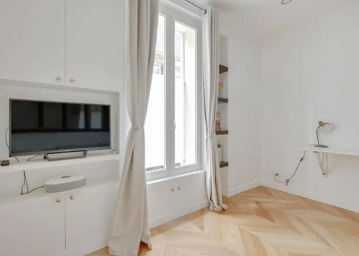 Refurbished Design Flat -near Champs-elysees 아파트 *