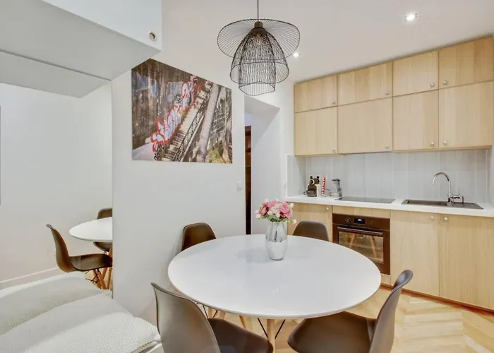 Refurbished Design Flat -near Champs-elysees 아파트 파리