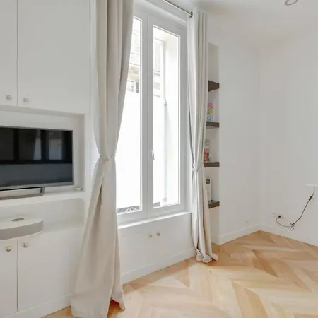Refurbished Design Flat -near Champs-elysees דירה *