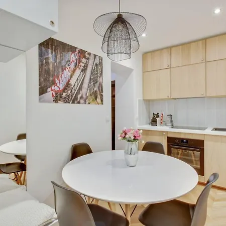 Refurbished Design Flat -near Champs-elysees Apartment Paris